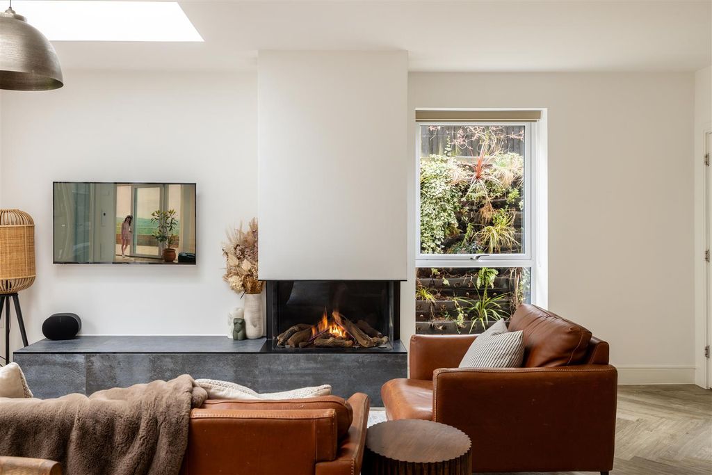 Property photo 2 of 27