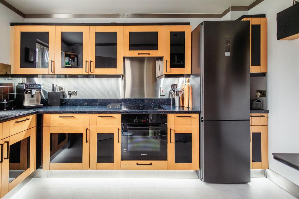 Property photo 3 of 28