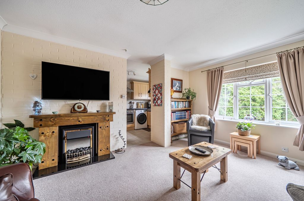 Property photo 2 of 13 1398021-13-6967Ae...