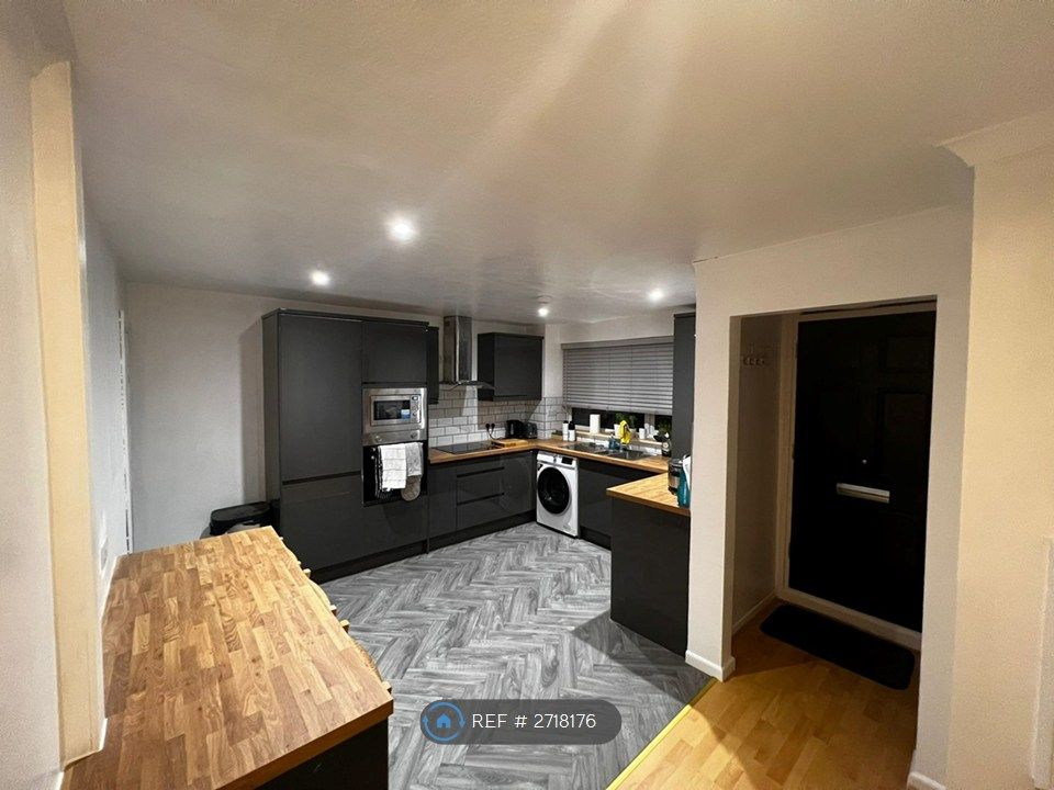 Property photo 1 of 8 Kitchen/Diner And Hallway