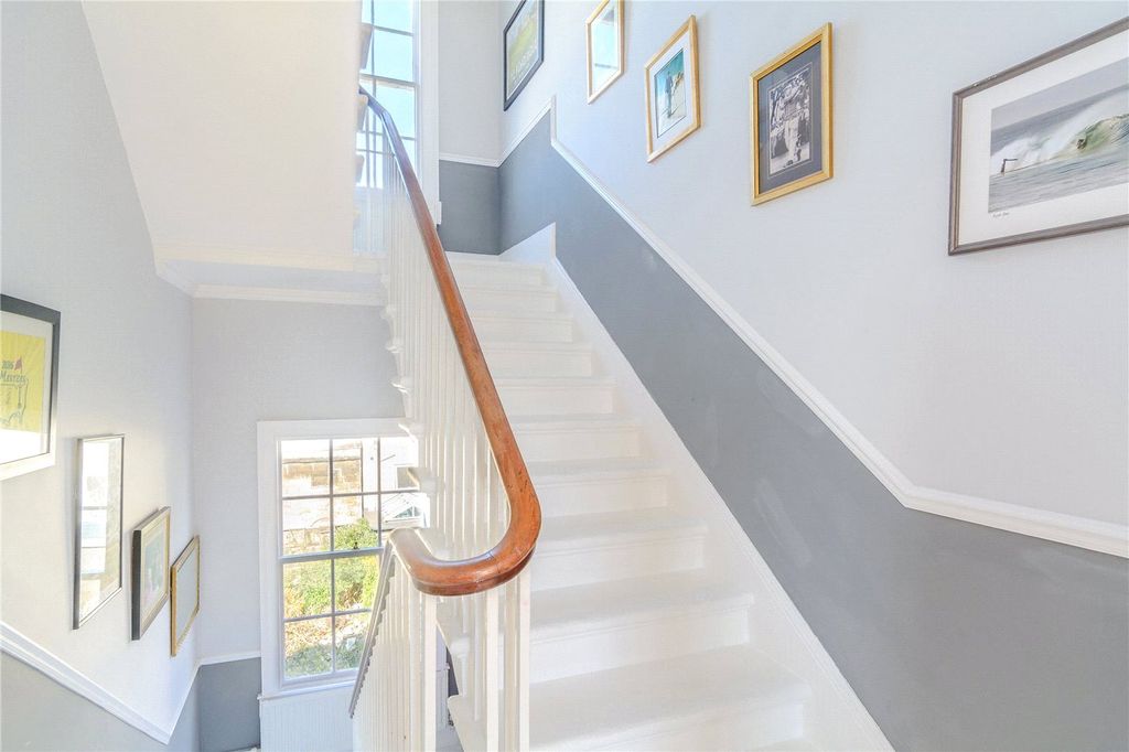 Property photo 3 of 11 Hallway