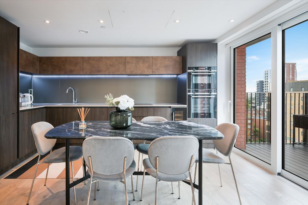 Property photo 3 of 18 Image