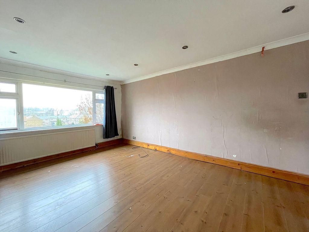 Property photo 2 of 14 Living Room (1)