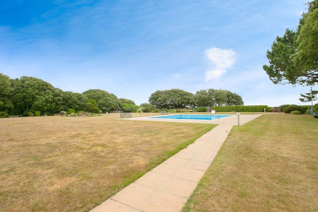 Property photo 2 of 13 Communal Gardens