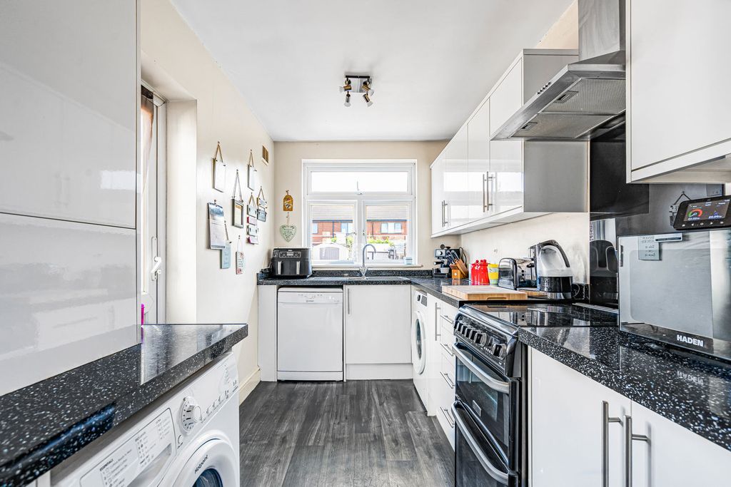 Property photo 3 of 10 Kitchen