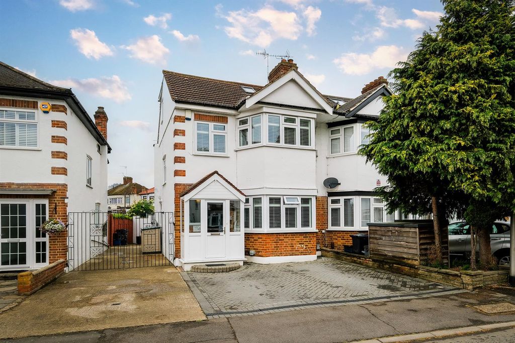 Property photo 2 of 35 13 Deynecourt Gardens-43_Web.Jpg