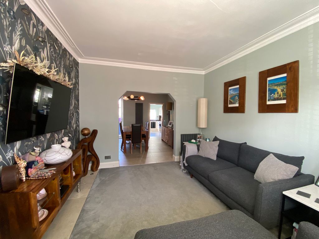 Property photo 2 of 17 Lounge