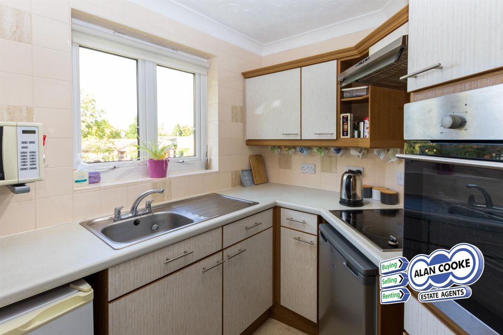 Property photo 3 of 7 Kitchen