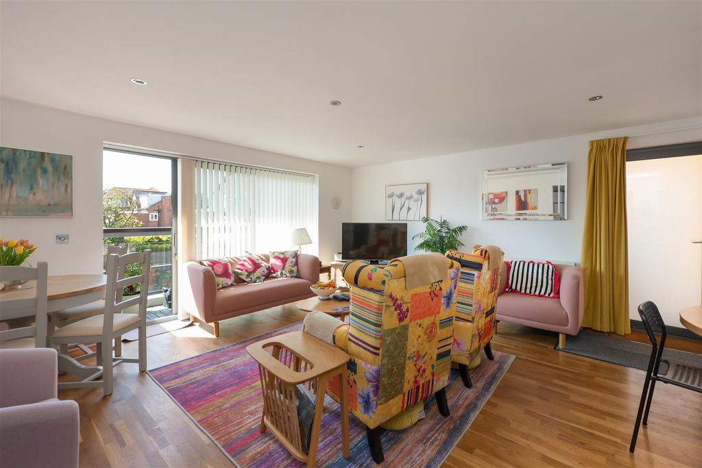 Property photo 2 of 21 Graystone Road, Tankerton, Whitstable