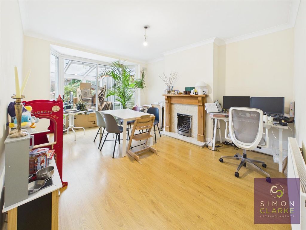 Property photo 3 of 14 Cam05425G0-Pr0102-Still004.Jpg