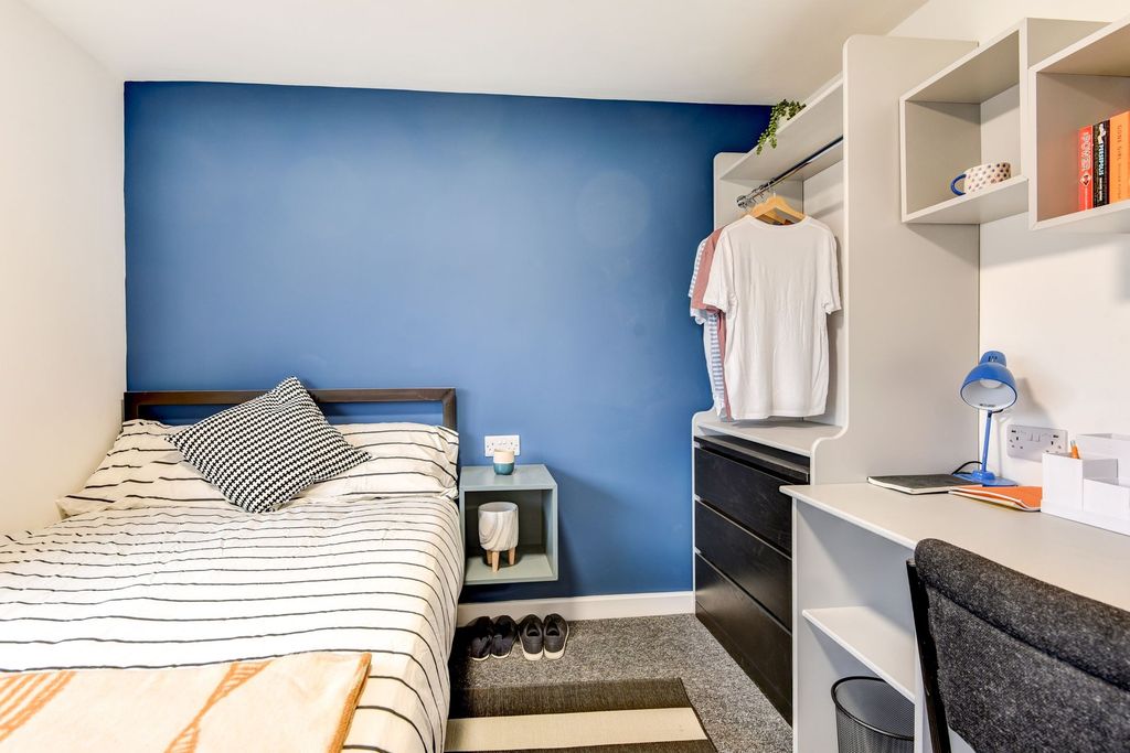 Property photo 3 of 5 Cozy Double Bedroom Featuring A Stylish Design Wit...