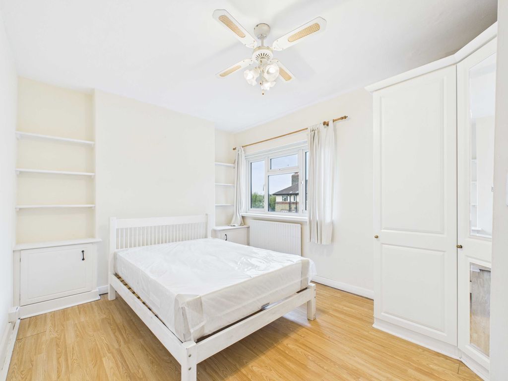 Property photo 3 of 11 Cam03741G0-Pr0119-Still014