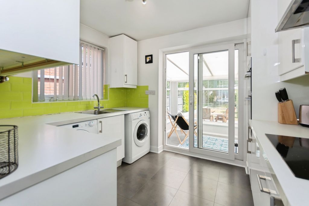 Property photo 3 of 17 Kitchen