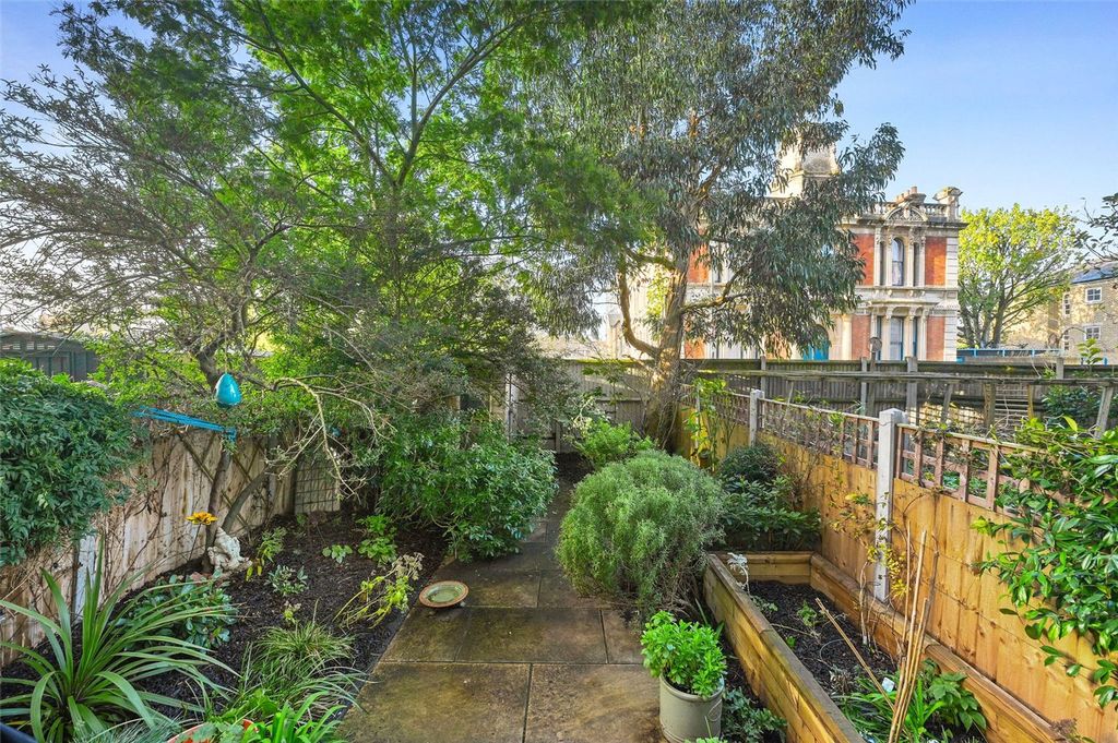 Property photo 3 of 15 Pollard Street E2