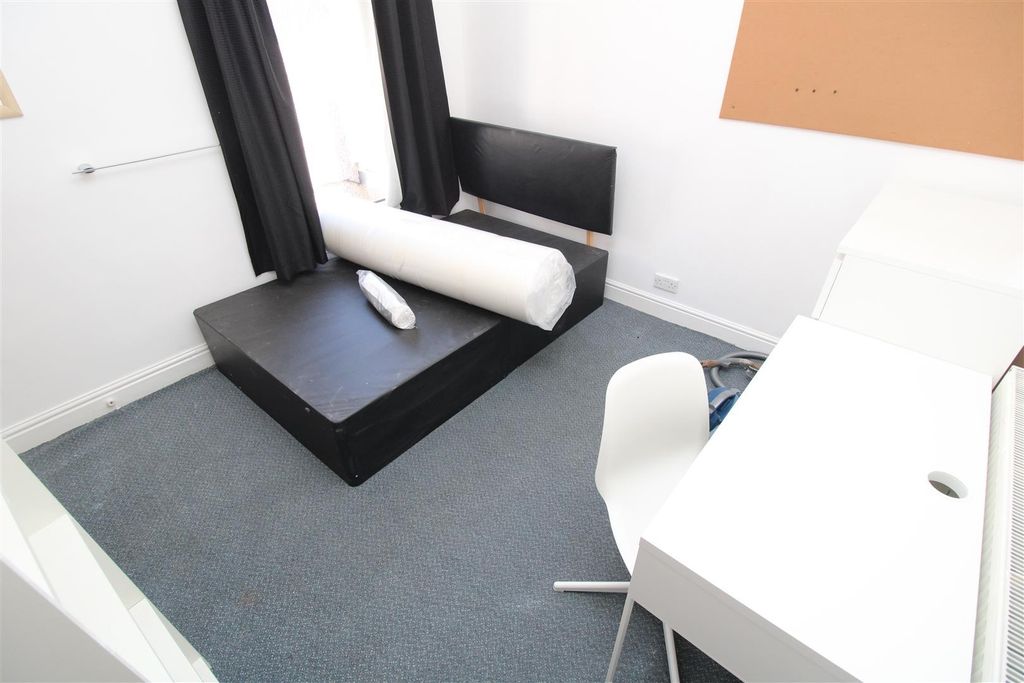 Property photo 2 of 10 Bright Bedroom With Sleek Modern Desk Workspace...