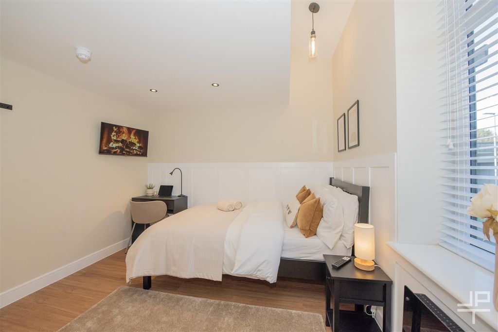 Property photo 3 of 13 R33.Jpg