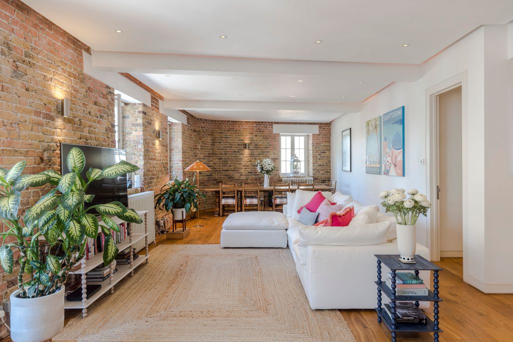 Property photo 1 of 14 Gullivers Wharf (1).Jpg