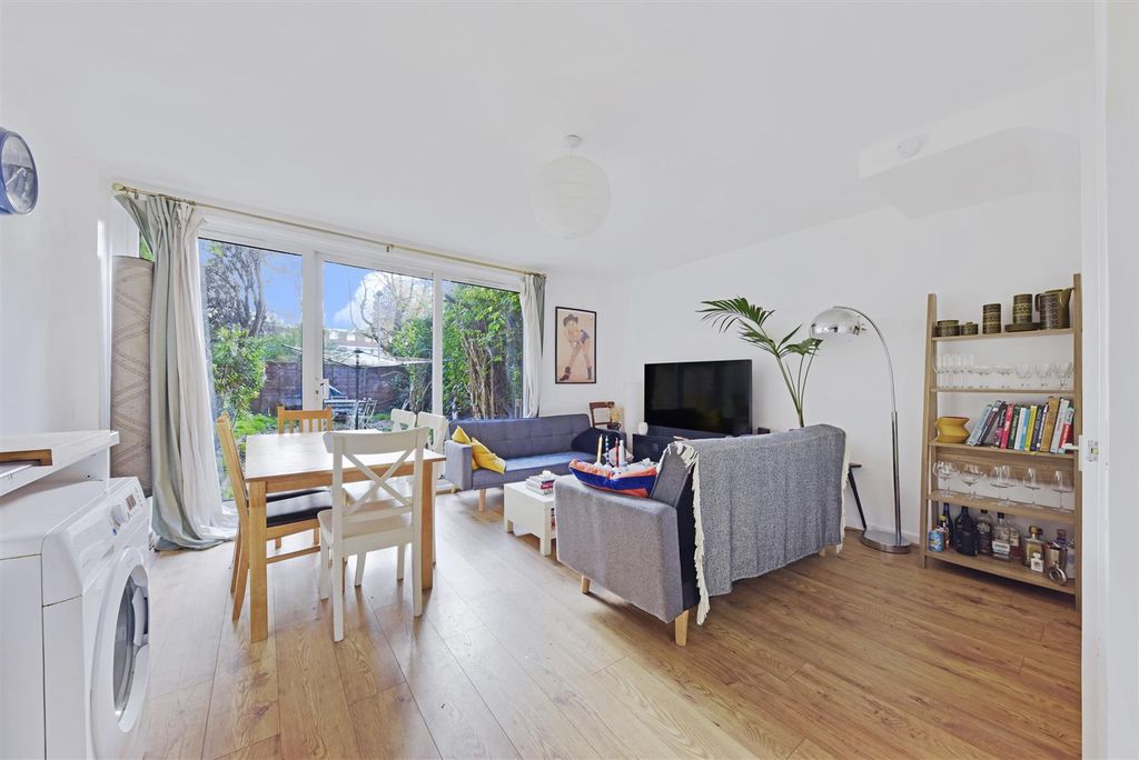 Property photo 1 of 19 Kitchen/Lounge