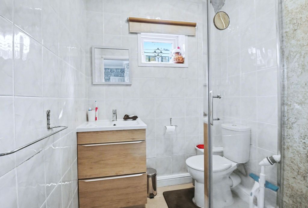 Additional image 15 of 4 bed detached bungalow for saleBotley Road, West End SO30