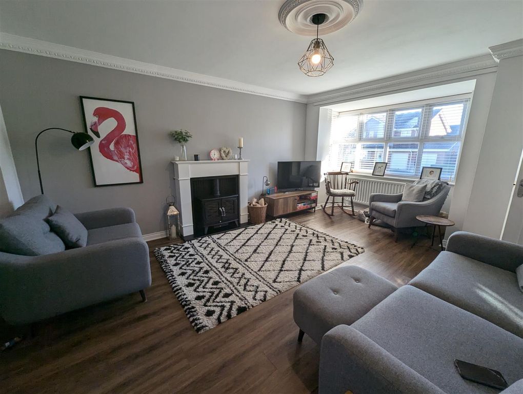 Property photo 3 of 16 Lounge