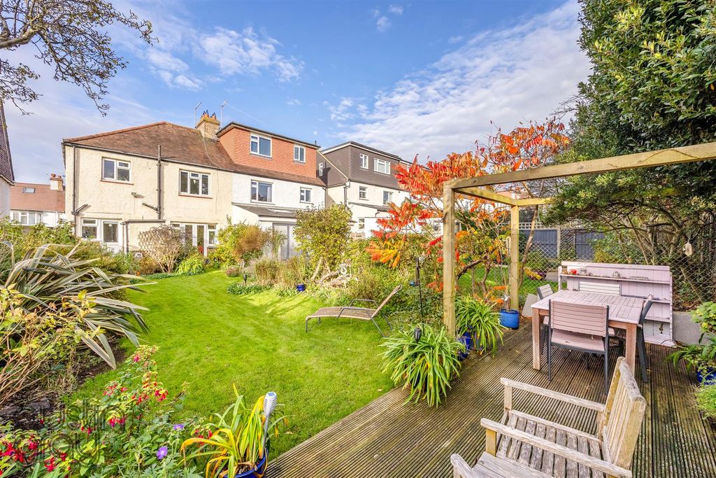 Property photo 3 of 21 Lullington Avenue, 5-013.Jpg