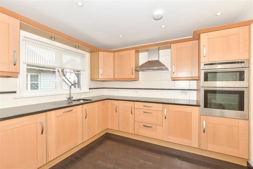 Property photo 3 of 9 Kitchen
