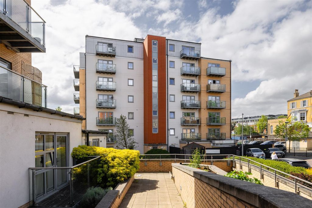Property photo 3 of 17 Queen Mary Avenue, E18