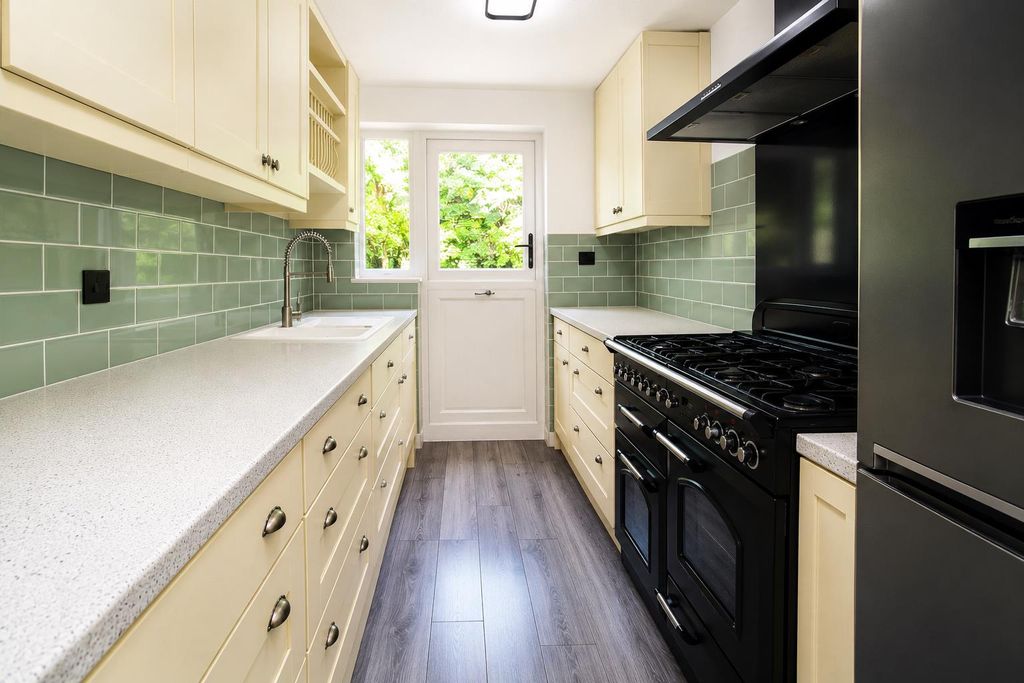 Property photo 2 of 17 Modern Fitted Kitchen