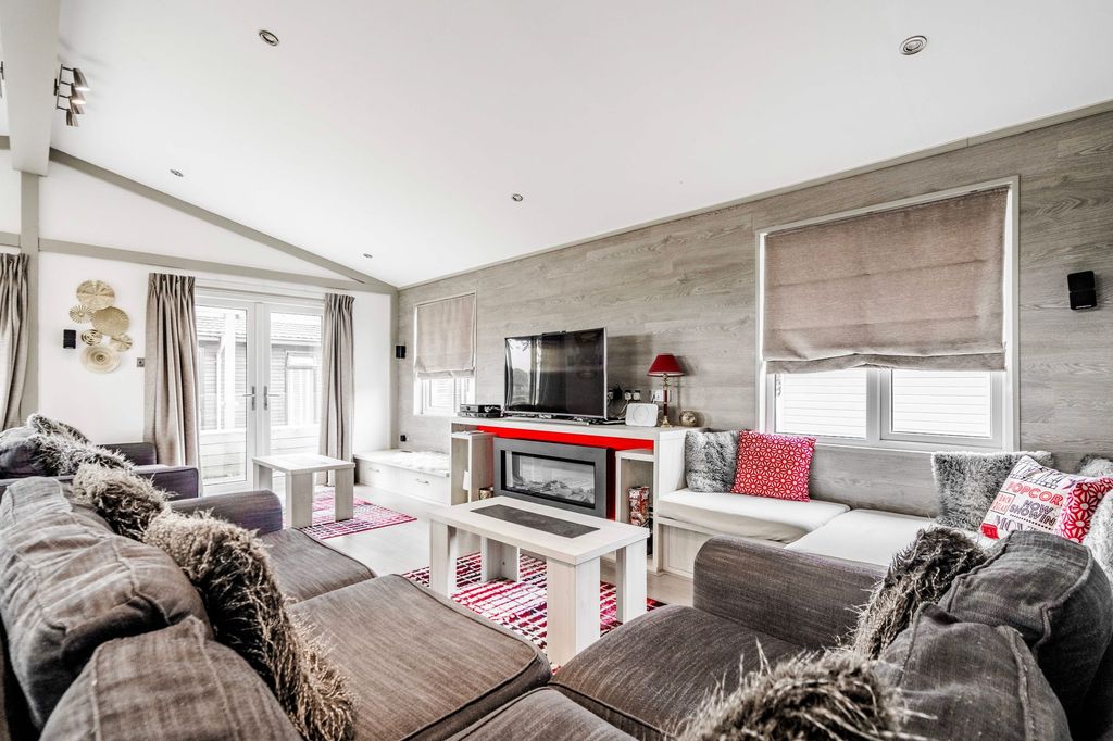 Property photo 2 of 24