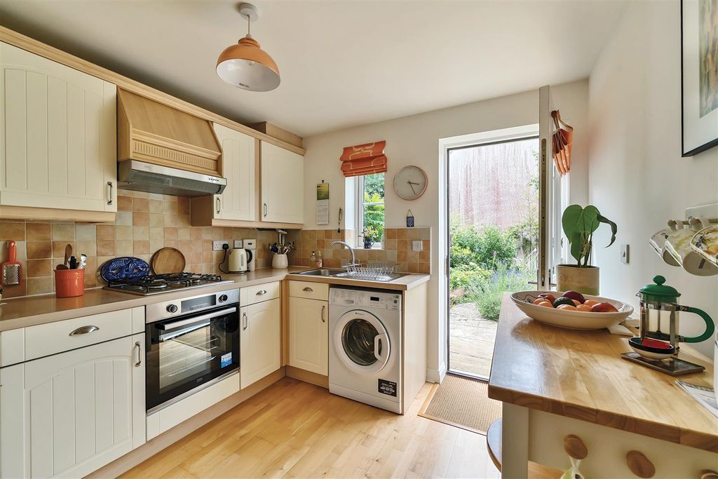 Property photo 3 of 19 Kitchen / Breakfast Room