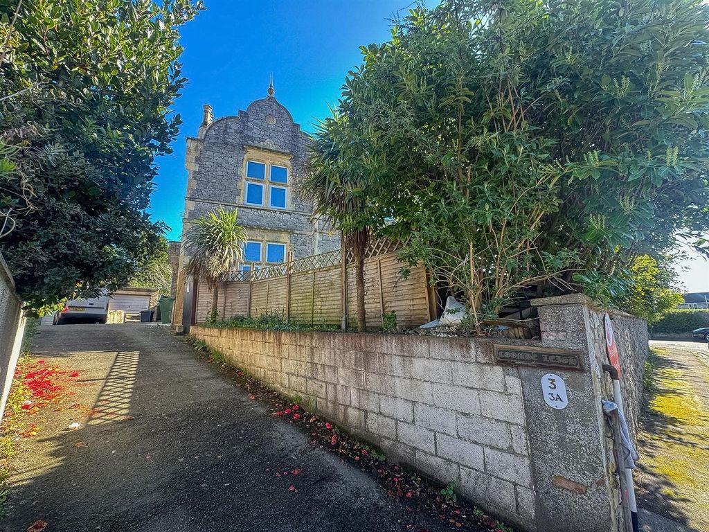 Property photo 1 of 25 Garage And Driveway