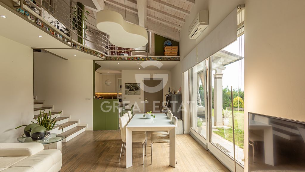 Property photo 2 of 27 Interiors