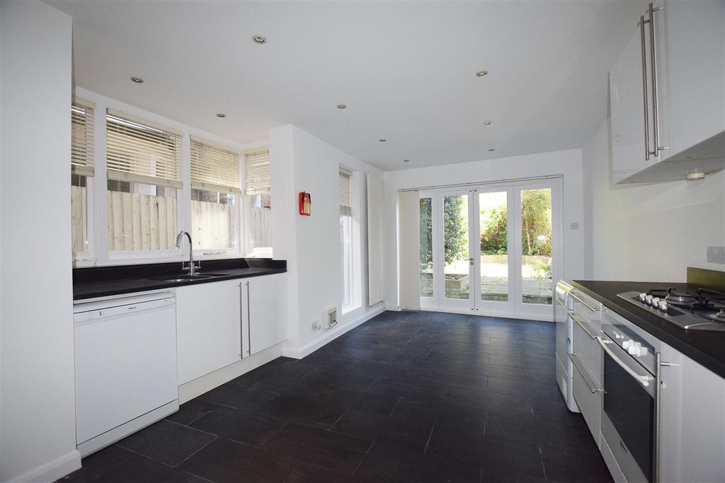 Property photo 2 of 11 12Solentroadkitch.Jpg