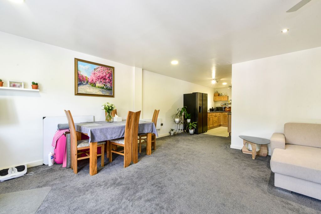 Additional image 4 of 2 bed flat for saleWain Avenue, Chesterfield S41