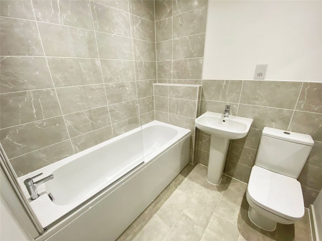 Property photo 3 of 11 Bathroom