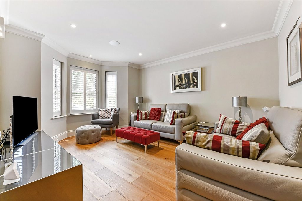 Property photo 3 of 14 Sitting Room