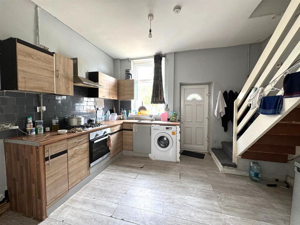 Property photo 3 of 7 Kitchen
