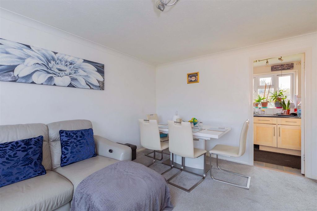 Property photo 3 of 10 18 Alders Close-9.Jpg