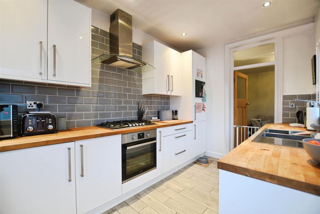 Property photo 3 of 20 Fitted Kitchen