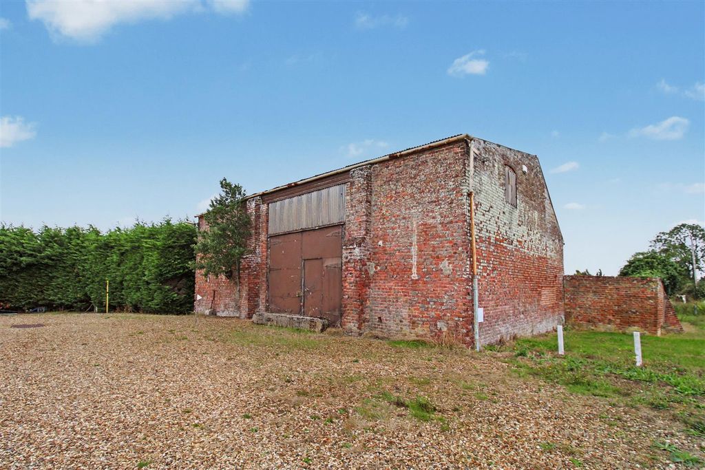 Property photo 3 of 13 Barn