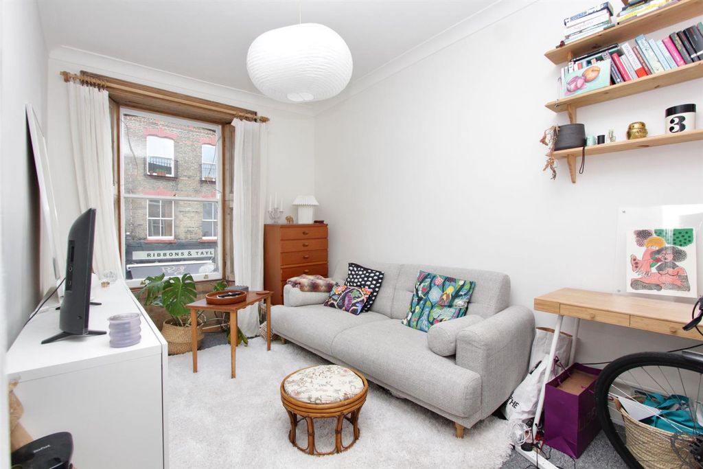 Property photo 2 of 8 Stoke Newington Church Street, N16