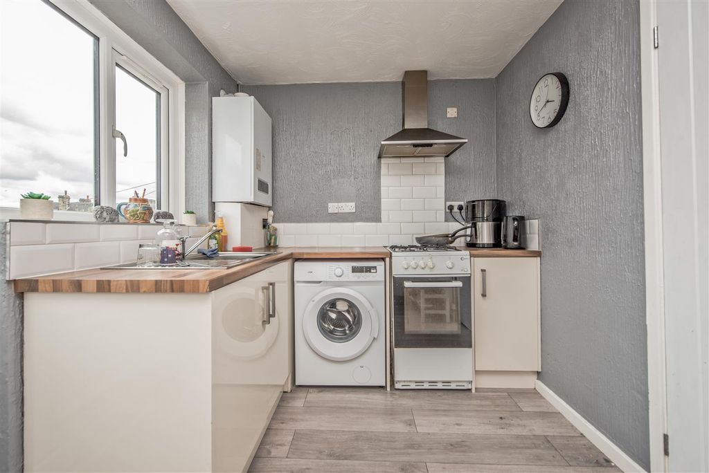 Property photo 3 of 23 Fitted Kitchen: