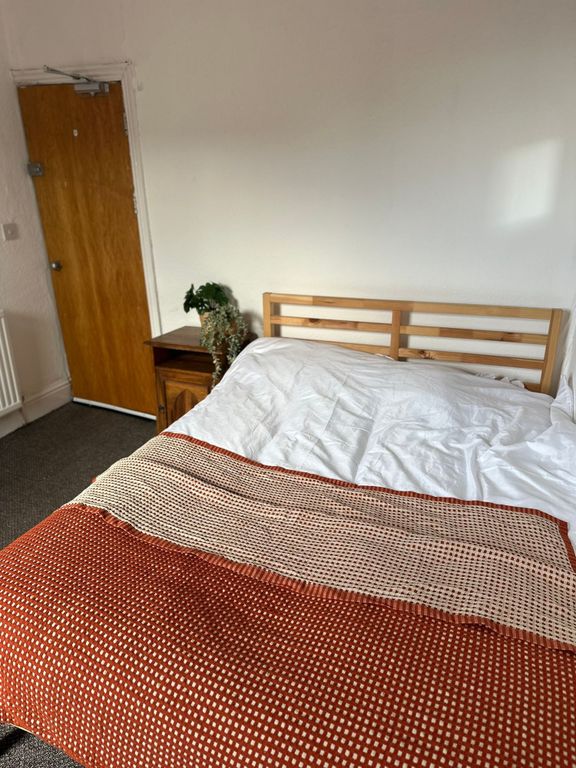 Property photo 3 of 18 A Bright And Welcoming Double Bedroom Featuring A ...
