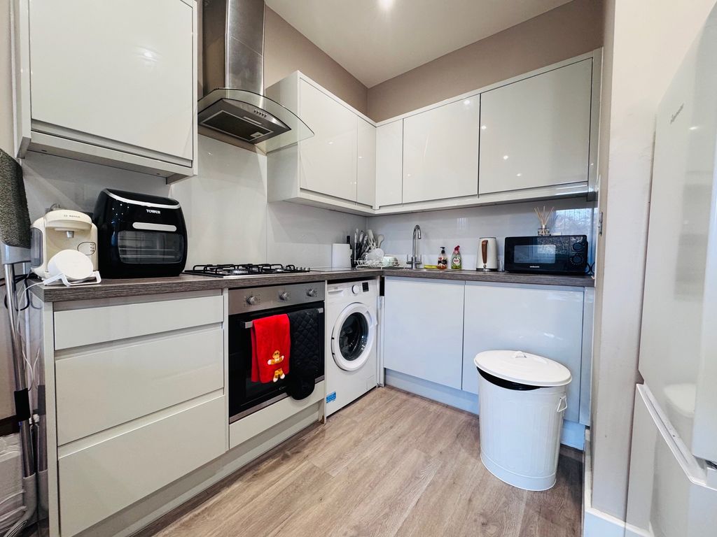 Property photo 3 of 6 Kitchen