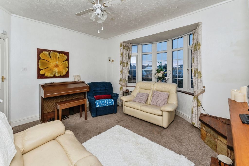 Property photo 3 of 18 Lounge