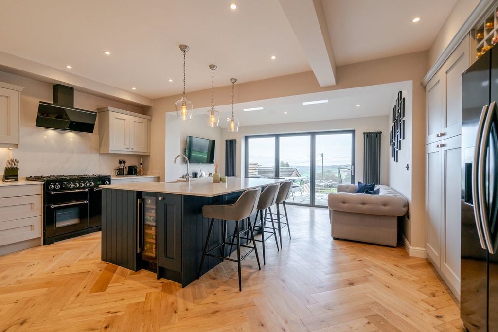 Property photo 2 of 34