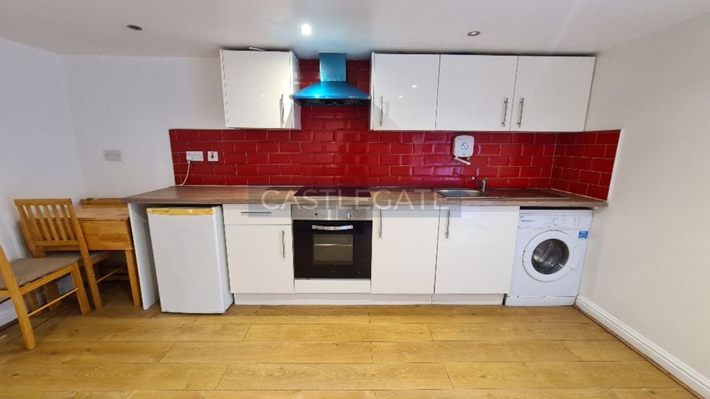 Property photo 1 of 6 28A Church Street, Crosland Moor, Huddersfield, West Yorkshire, HD4 5Dq