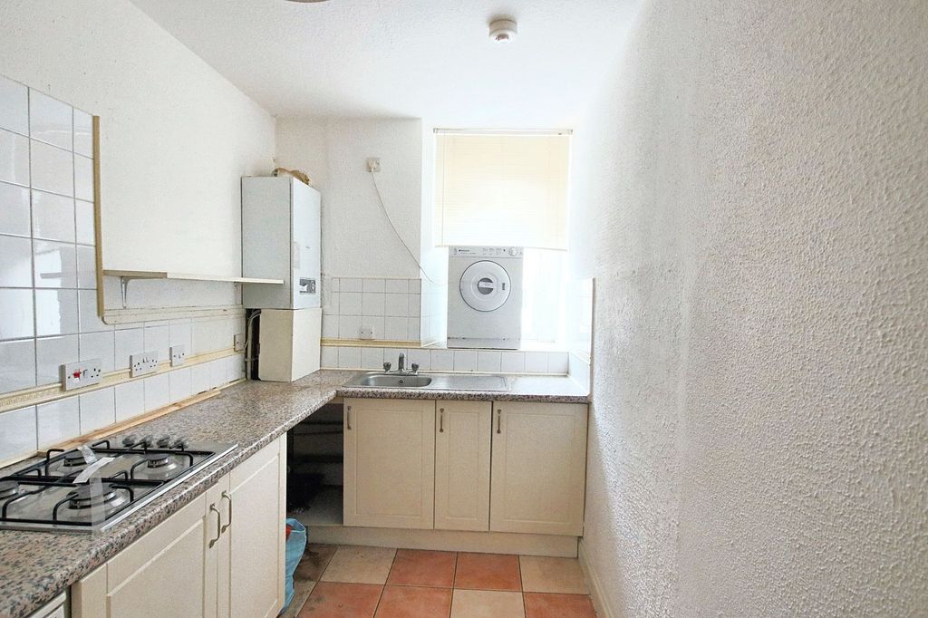 Property photo 3 of 8 Kitchen