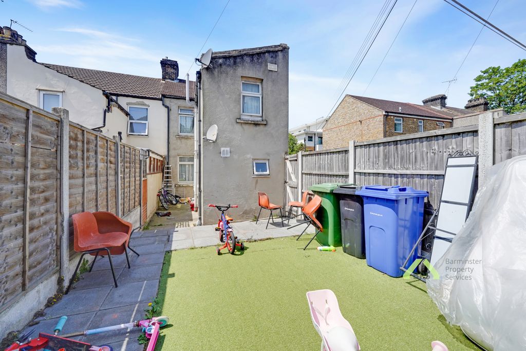 Property photo 1 of 8 3 Bed End Terrace For Sale Hogg Lane, Grays Rm17