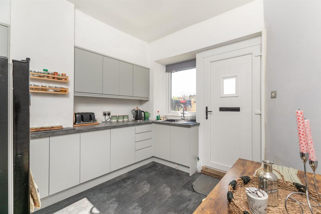 Property photo 3 of 26 Kitchen